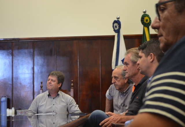 Prefeito Vlamir Sandei recebe moradores do Garcia