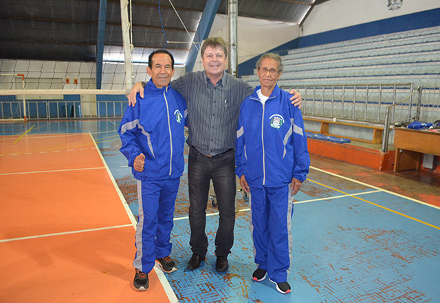 Atletas da terceira idade recebem uniformes oficiais