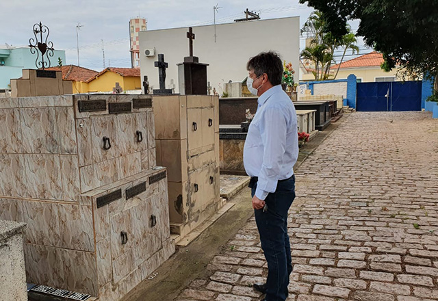 Prefeito Vlamir Sandei visita o Cemitério Municipal e parabeniza funcionários pela limpeza do local.