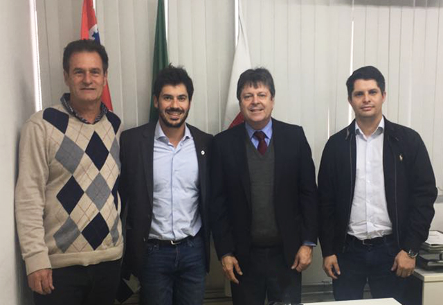 Prefeito e secretários vistam sede da FUNASA