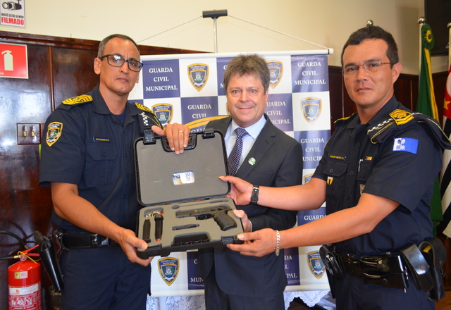 Guarda Civil Municipal recebe novo armamento em cerimônia