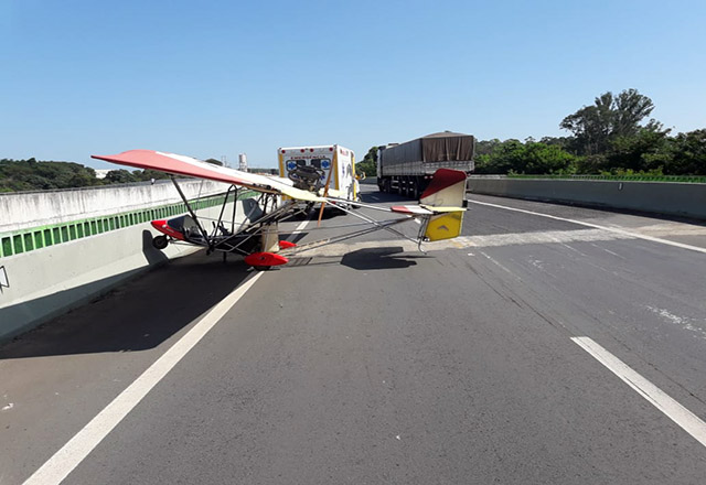 Avião faz pouso forçado na SP 127